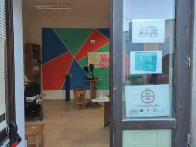 ...per entrare in una colorata stanza con le pareti tappezzate da pannelli insonorizzanti